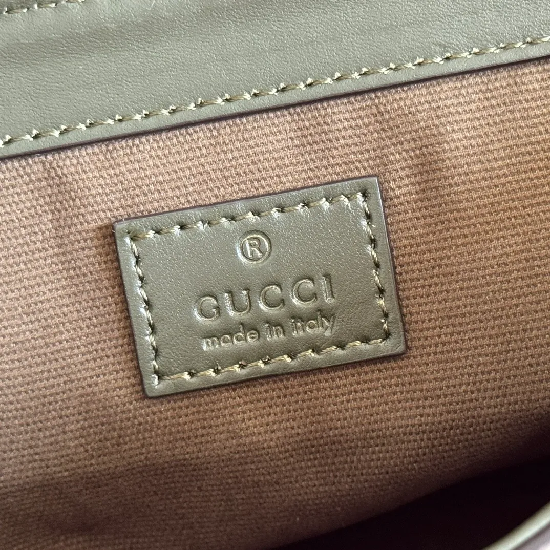 p720. 💋💋💋"With full set of original counter packaging" [New Product] The 2025 autumn and winter series uses GG letter pattern coated fabric to reinterpret one of the brand's iconic patterns. This small belt bag is crafted from an innovative fabric and finished with tonal leather piping for added style. Forest green GG monogram coated fabric Green leather trim Palladium tone hardware Cotton and linen blend lining Adjustable canvas strap (75cm - 120cm) Flap and buckle closure Ident.: 792091. Dimensions: 24cm (width) x 16.5cm (height) x 6cm (depth) Weight: approx. 0.45kg Color: forest green/pvc. Made in Italy