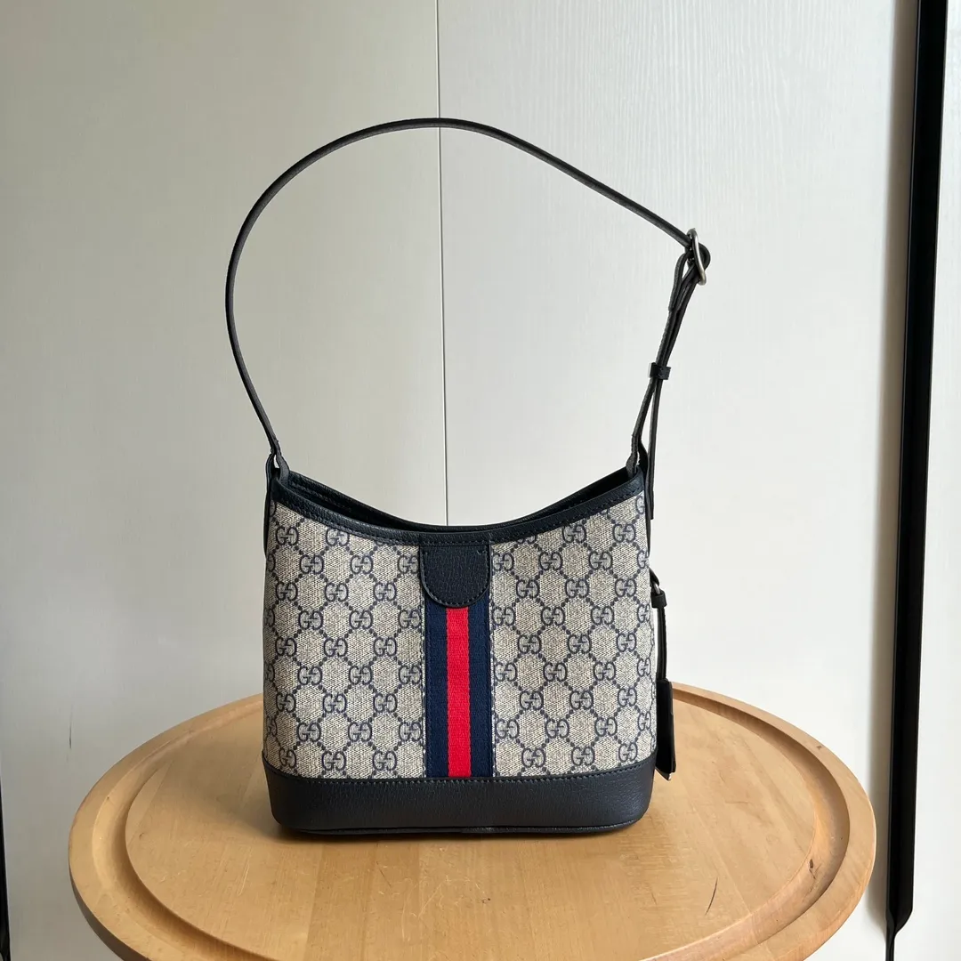 Actual shot #💰280 Model 781402 Size 23/21/12cm Gucci Ophidia hobo underarm bag Today’s aura is given by hobo! ! ! This bag really blends into daily life, casual and fashionable. The bag has a large capacity but is light and compact, which can be very suitable for daily outings. The shoulder straps are longer than ordinary armpit bags and can be adjusted. I fell in love at first sight and can be used fashionably at the same time!
