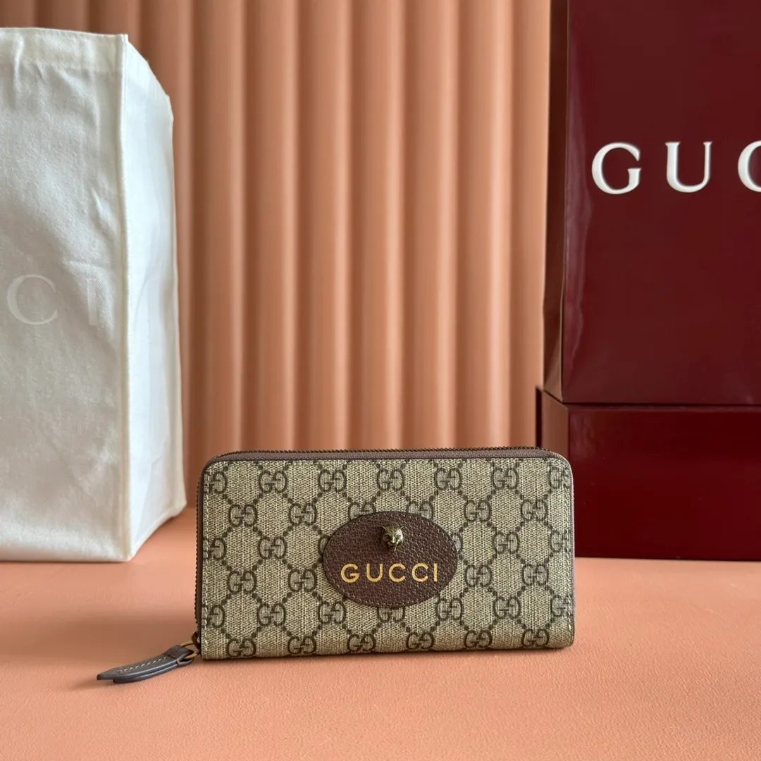 p460. 💋💋💋 [Original leather accessories🌈 Equipped with full set of packaging at the counter]🔥🔥 Top-quality products from G family ✨Synchronized with the counter, original order quality! Bi-fold wallet, central decorative print 🐅 is one of Alessandro Michele's signature details. This bi-fold wallet is made of imported first-layer cowhide and GG high-grade artificial leather. The oil edges are made of thin water and oil, and the workmanship is fine. Model: 476422, size: 19*10.5*2.5.