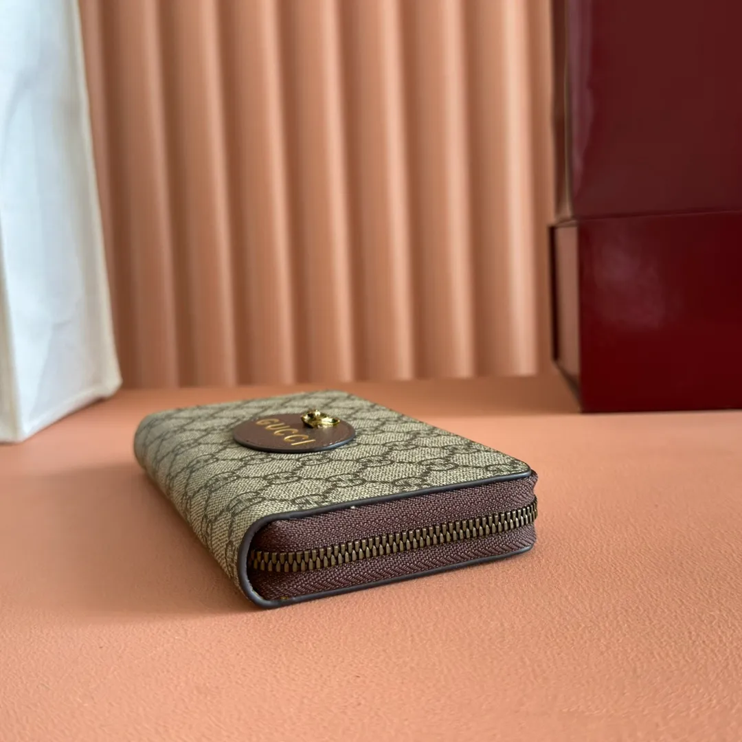 p460. 💋💋💋 [Original leather accessories🌈 Equipped with full set of packaging at the counter]🔥🔥 Top-quality products from G family ✨Synchronized with the counter, original order quality! Bi-fold wallet, central decorative print 🐅 is one of Alessandro Michele's signature details. This bi-fold wallet is made of imported first-layer cowhide and GG high-grade artificial leather. The oil edges are made of thin water and oil, and the workmanship is fine. Model: 476422, size: 19*10.5*2.5.