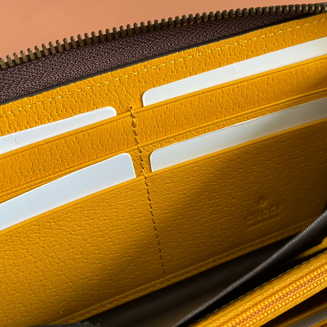 p460. 💋💋💋 [Original leather accessories🌈 Equipped with full set of packaging at the counter]🔥🔥 Top-quality products from G family ✨Synchronized with the counter, original order quality! Bi-fold wallet, central decorative print 🐅 is one of Alessandro Michele's signature details. This bi-fold wallet is made of imported first-layer cowhide and GG high-grade artificial leather. The oil edges are made of thin water and oil, and the workmanship is fine. Model: 476422, size: 19*10.5*2.5.