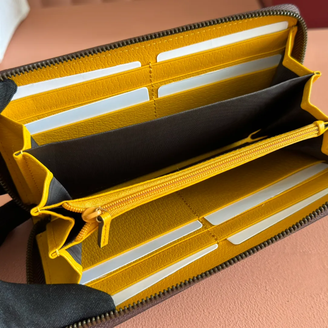 p460. 💋💋💋 [Original leather accessories🌈 Equipped with full set of packaging at the counter]🔥🔥 Top-quality products from G family ✨Synchronized with the counter, original order quality! Bi-fold wallet, central decorative print 🐅 is one of Alessandro Michele's signature details. This bi-fold wallet is made of imported first-layer cowhide and GG high-grade artificial leather. The oil edges are made of thin water and oil, and the workmanship is fine. Model: 476422, size: 19*10.5*2.5.