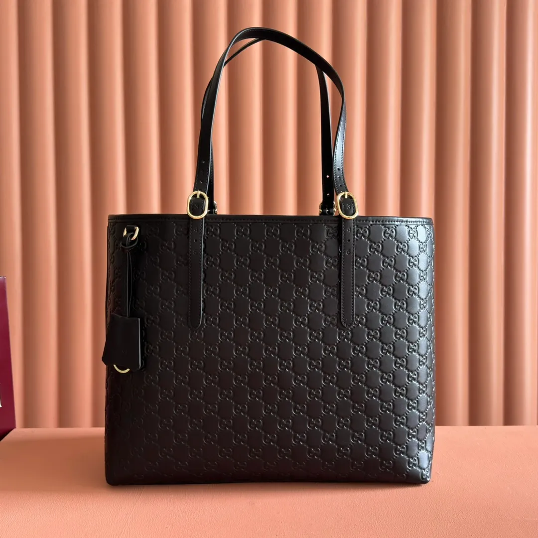 p1480💋💋💋. "With full set of original counter packaging" [New Product] 2025 autumn and winter series, the new GG Emblem series reinterprets the brand's timeless elegance and exquisite craftsmanship. This tote bag is crafted from GG printed embossed cow leather. Pink printed embossed GG calfskin Light gold tone hardware Pink cotton lining Interior: zip pocket Strap height: 19.5 cm – 30 cm Ident: 847455. Dimensions: 37cm (W) x 31cm (H) x 16cm (D) Weight: Approx. 1.0kg Color: Pink embossed. Made in Italy