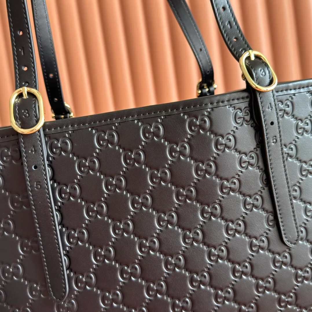 p1480💋💋💋. "With full set of original counter packaging" [New Product] 2025 autumn and winter series, the new GG Emblem series reinterprets the brand's timeless elegance and exquisite craftsmanship. This tote bag is crafted from GG printed embossed cow leather. Pink printed embossed GG calfskin Light gold tone hardware Pink cotton lining Interior: zip pocket Strap height: 19.5 cm – 30 cm Ident: 847455. Dimensions: 37cm (W) x 31cm (H) x 16cm (D) Weight: Approx. 1.0kg Color: Pink embossed. Made in Italy