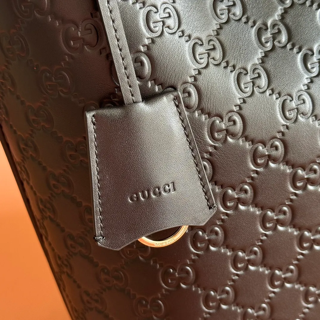 p1480💋💋💋. "With full set of original counter packaging" [New Product] 2025 autumn and winter series, the new GG Emblem series reinterprets the brand's timeless elegance and exquisite craftsmanship. This tote bag is crafted from GG printed embossed cow leather. Pink printed embossed GG calfskin Light gold tone hardware Pink cotton lining Interior: zip pocket Strap height: 19.5 cm – 30 cm Ident: 847455. Dimensions: 37cm (W) x 31cm (H) x 16cm (D) Weight: Approx. 1.0kg Color: Pink embossed. Made in Italy