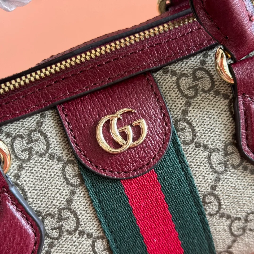 p900. 💋💋💋"With full set of original counter packaging" [New Product] The Ophidia series ingeniously interprets novel silhouettes and functions, with iconic beige and brown colors, creating a bag with soft texture and fashionable style. This Boston bag comes in a mini version. Beige and dark brown GG monogram coated fabric Ankara red leather trim Light gold-toned hardware Green linen-cotton blend lining Double G Webbing Handles (6 cm high) Adjustable leather shoulder strap Height: 54 cm Zip closure Ident.: 838478. Dimensions: 16cm (width) x 10cm (height) x 9cm (depth) Weight: approx. 276g Color: Brown Ankora/PVC. Made in Italy