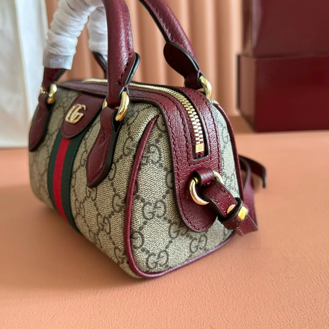p900. 💋💋💋"With full set of original counter packaging" [New Product] The Ophidia series ingeniously interprets novel silhouettes and functions, with iconic beige and brown colors, creating a bag with soft texture and fashionable style. This Boston bag comes in a mini version. Beige and dark brown GG monogram coated fabric Ankara red leather trim Light gold-toned hardware Green linen-cotton blend lining Double G Webbing Handles (6 cm high) Adjustable leather shoulder strap Height: 54 cm Zip closure Ident.: 838478. Dimensions: 16cm (width) x 10cm (height) x 9cm (depth) Weight: approx. 276g Color: Brown Ankora/PVC. Made in Italy