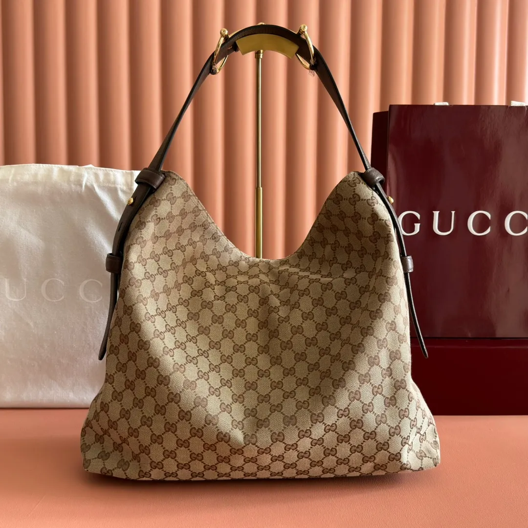 p1300💋💋💋【With full set of original counter gift bag packaging】2025 autumn and winter series, Gucci Beatrix series handbags are crafted from black cow leather material and equipped with iconic horsebit detail shoulder straps, adding brand connotation to the casual silhouette. Gold-toned accessories add a refined touch, and a zippered pocket inside keeps daily essentials secure. Combining elegant design with practical performance, it easily accommodates daily essentials. Black soft glossy calf leather Gold-tone hardware Black cotton and linen blend lining Horsebit detail on shoulder strap Interior: Zip pocket Adjustable shoulder strap Height: 26cm - 33cm; Length: 94cm Ident: 850546. Dimensions: 40cm (W) x 36cm (H) x 12cm (D) Weight: Approx. 1kg Colour: Blue denim. Made in Italy