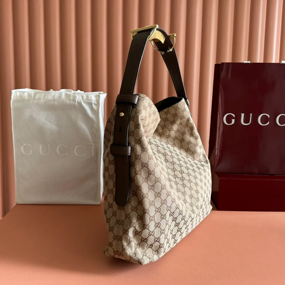 p1300💋💋💋【With full set of original counter gift bag packaging】2025 autumn and winter series, Gucci Beatrix series handbags are crafted from black cow leather material and equipped with iconic horsebit detail shoulder straps, adding brand connotation to the casual silhouette. Gold-toned accessories add a refined touch, and a zippered pocket inside keeps daily essentials secure. Combining elegant design with practical performance, it easily accommodates daily essentials. Black soft glossy calf leather Gold-tone hardware Black cotton and linen blend lining Horsebit detail on shoulder strap Interior: Zip pocket Adjustable shoulder strap Height: 26cm - 33cm; Length: 94cm Ident: 850546. Dimensions: 40cm (W) x 36cm (H) x 12cm (D) Weight: Approx. 1kg Colour: Blue denim. Made in Italy