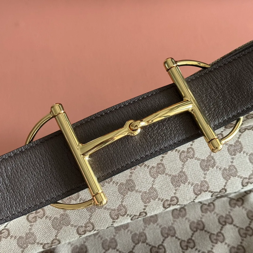 p1300💋💋💋【With full set of original counter gift bag packaging】2025 autumn and winter series, Gucci Beatrix series handbags are crafted from black cow leather material and equipped with iconic horsebit detail shoulder straps, adding brand connotation to the casual silhouette. Gold-toned accessories add a refined touch, and a zippered pocket inside keeps daily essentials secure. Combining elegant design with practical performance, it easily accommodates daily essentials. Black soft glossy calf leather Gold-tone hardware Black cotton and linen blend lining Horsebit detail on shoulder strap Interior: Zip pocket Adjustable shoulder strap Height: 26cm - 33cm; Length: 94cm Ident: 850546. Dimensions: 40cm (W) x 36cm (H) x 12cm (D) Weight: Approx. 1kg Colour: Blue denim. Made in Italy
