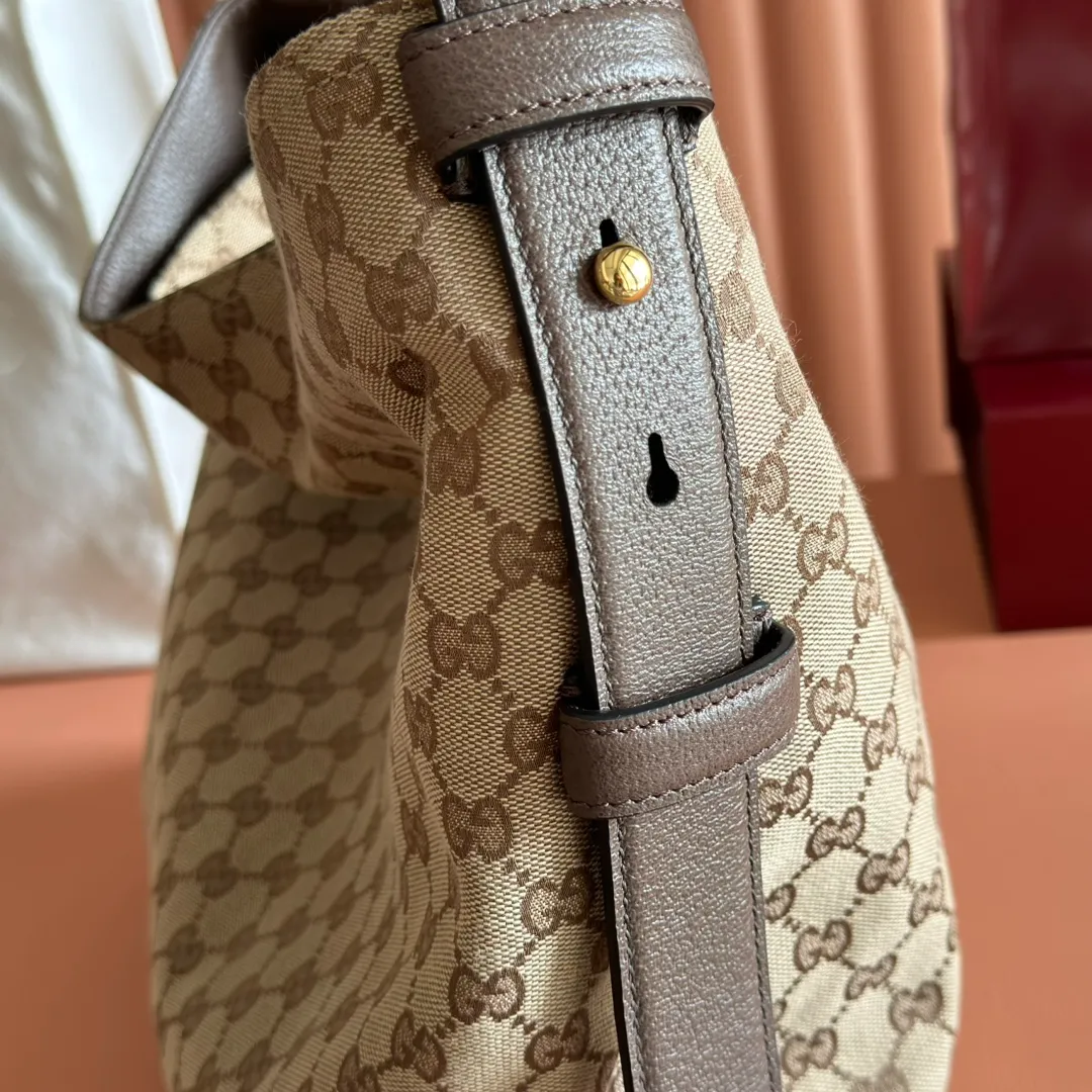 p1300💋💋💋【With full set of original counter gift bag packaging】2025 autumn and winter series, Gucci Beatrix series handbags are crafted from black cow leather material and equipped with iconic horsebit detail shoulder straps, adding brand connotation to the casual silhouette. Gold-toned accessories add a refined touch, and a zippered pocket inside keeps daily essentials secure. Combining elegant design with practical performance, it easily accommodates daily essentials. Black soft glossy calf leather Gold-tone hardware Black cotton and linen blend lining Horsebit detail on shoulder strap Interior: Zip pocket Adjustable shoulder strap Height: 26cm - 33cm; Length: 94cm Ident: 850546. Dimensions: 40cm (W) x 36cm (H) x 12cm (D) Weight: Approx. 1kg Colour: Blue denim. Made in Italy
