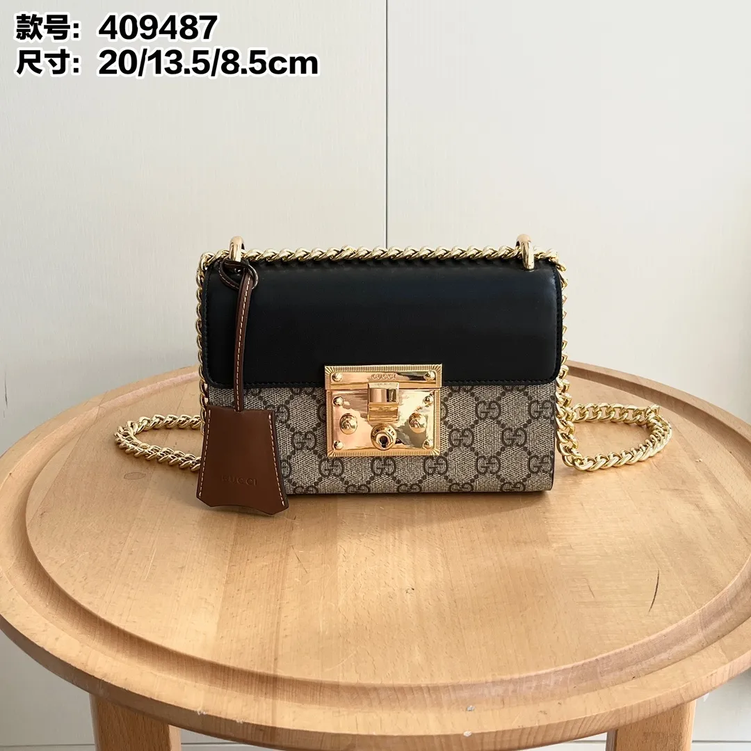 Actual shot #💰300 Style number: 409487 Size: 20x13.5x8.5cm Small GUCCI padlock bag A structured handbag with lock closure 🔥 The sliding chain bag comes with a variety of carrying methods and can be freely converted between shoulder and hand carry. Made of high-quality grain leather, which is famous for its luster and softness.