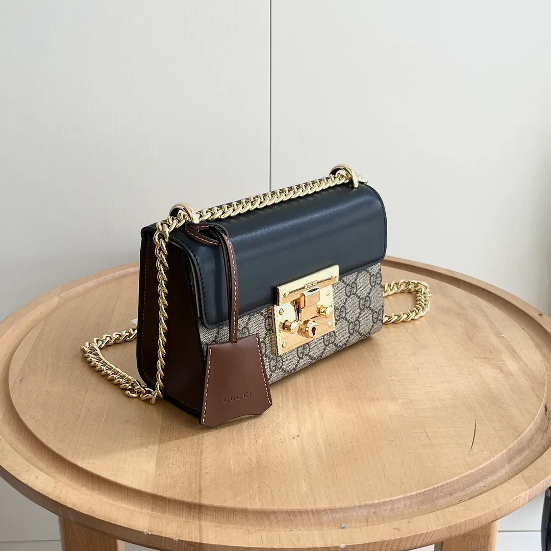 Actual shot #💰300 Style number: 409487 Size: 20x13.5x8.5cm Small GUCCI padlock bag A structured handbag with lock closure 🔥 The sliding chain bag comes with a variety of carrying methods and can be freely converted between shoulder and hand carry. Made of high-quality grain leather, which is famous for its luster and softness.