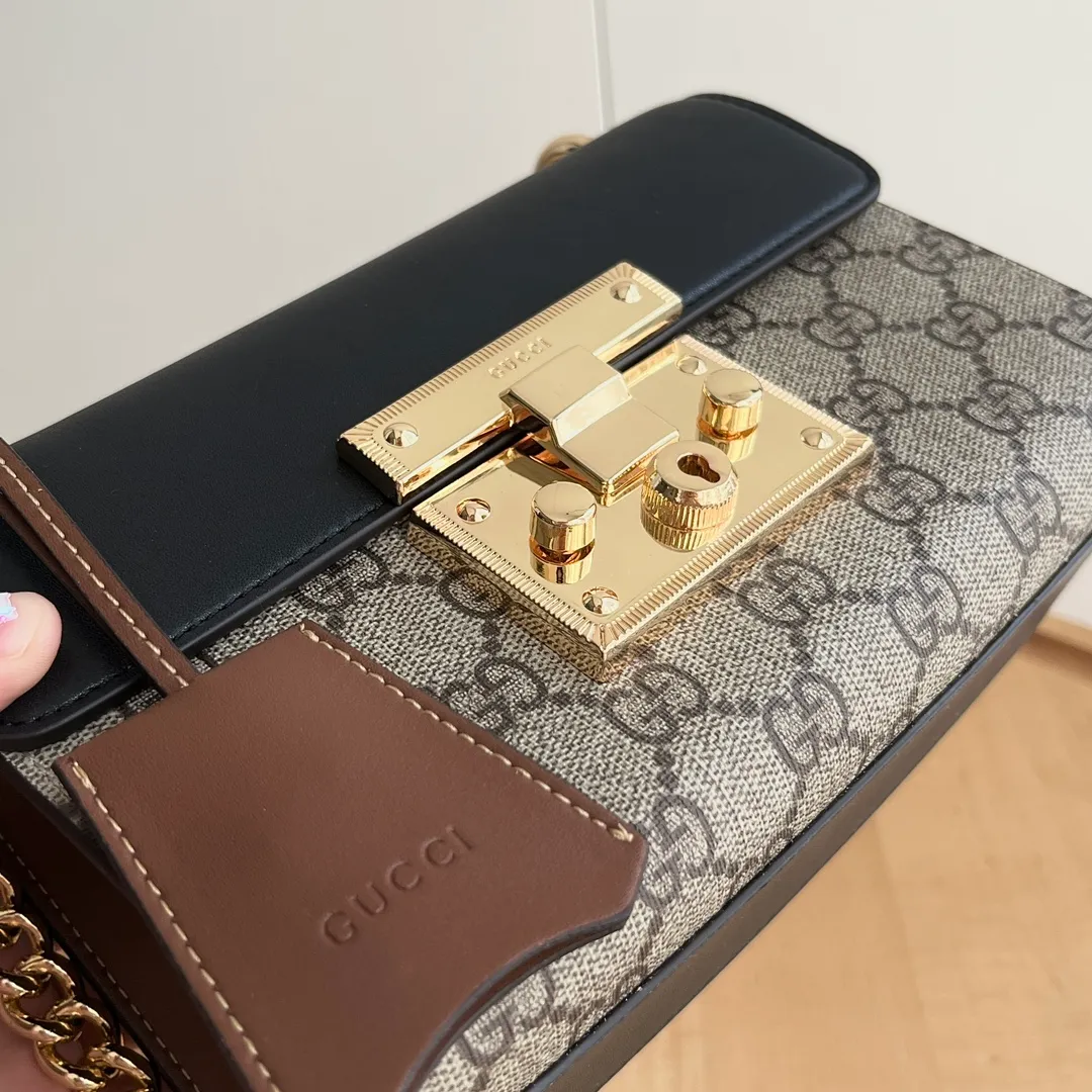 Actual shot #💰300 Style number: 409487 Size: 20x13.5x8.5cm Small GUCCI padlock bag A structured handbag with lock closure 🔥 The sliding chain bag comes with a variety of carrying methods and can be freely converted between shoulder and hand carry. Made of high-quality grain leather, which is famous for its luster and softness.