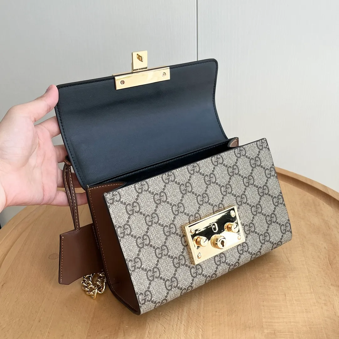 Actual shot #💰300 Style number: 409487 Size: 20x13.5x8.5cm Small GUCCI padlock bag A structured handbag with lock closure 🔥 The sliding chain bag comes with a variety of carrying methods and can be freely converted between shoulder and hand carry. Made of high-quality grain leather, which is famous for its luster and softness.