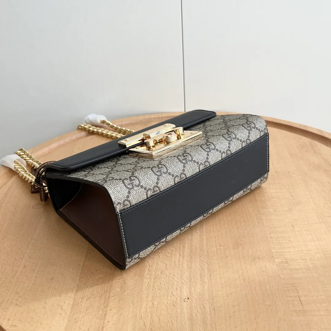 Actual shot #💰300 Style number: 409487 Size: 20x13.5x8.5cm Small GUCCI padlock bag A structured handbag with lock closure 🔥 The sliding chain bag comes with a variety of carrying methods and can be freely converted between shoulder and hand carry. Made of high-quality grain leather, which is famous for its luster and softness.