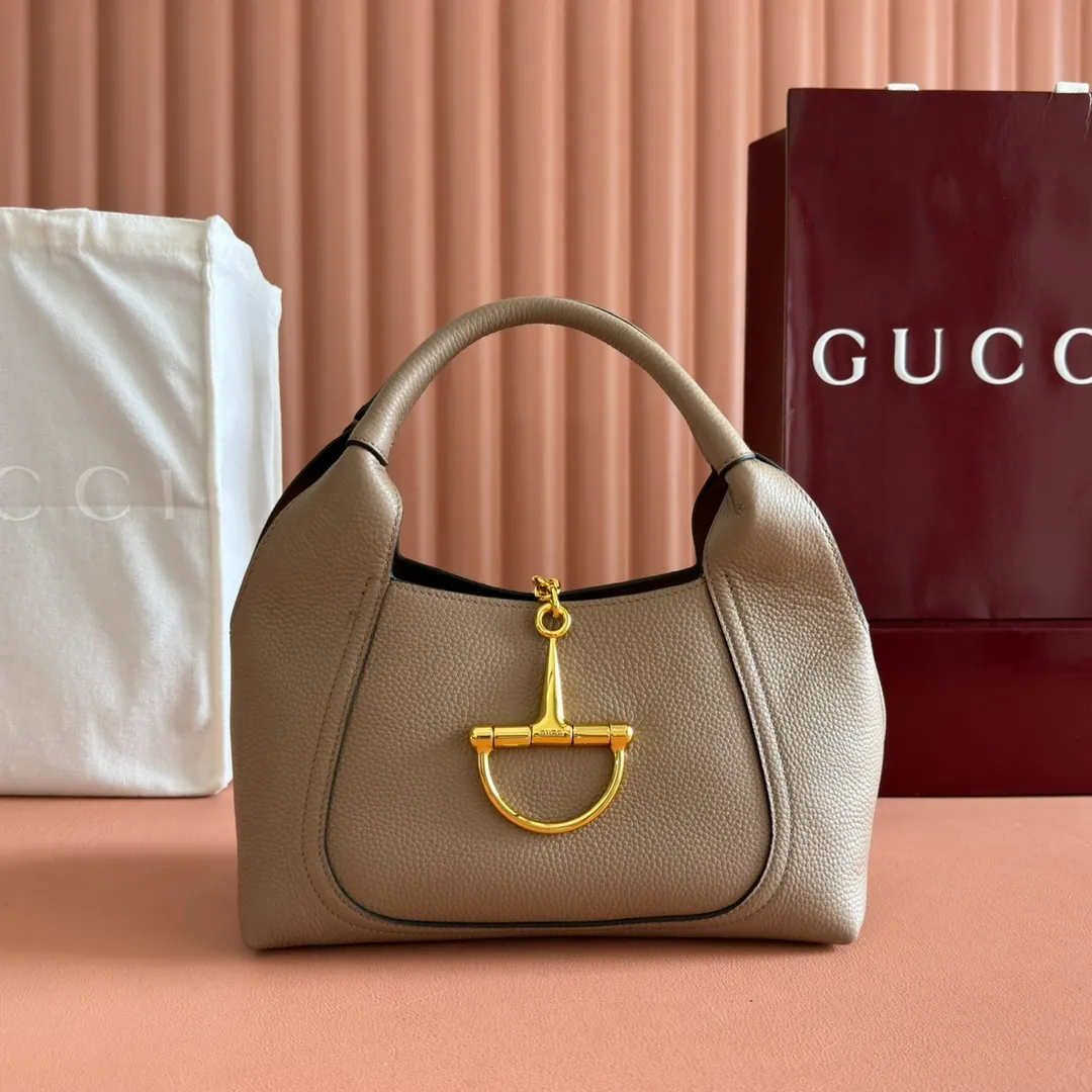 p1280. 🐴🐴🐴【Full set of packaging at the counter】This Gucci Softbit series shoulder bag is ingeniously integrated with the brand's classic equestrian style accessories in the shape of a large half-horse bit. Anchor red grained cow leather Light gold tone hardware Brown microfiber lining Half horsebit closure Holds iPhone Pro Max/Plus, Airpods, long wallet and lipstick Handle height: 15cm Magnetic closure Model: 837467 Dimensions: 27.5cm (W) x 21cm (H) x 16cm (D) Weight: approx. 0.6kg Color: Khaki/Original leather. Made in Italy