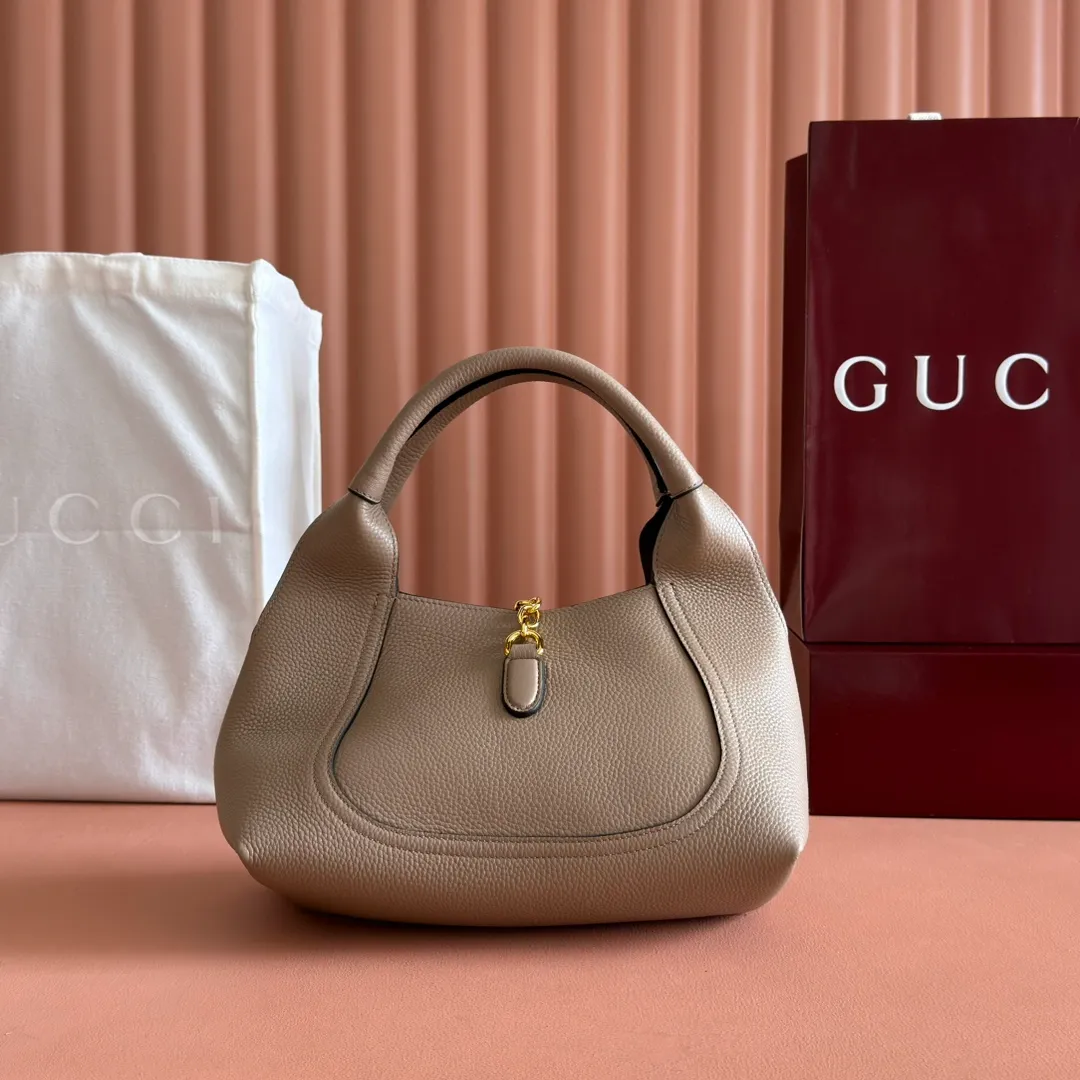 p1280. 🐴🐴🐴【Full set of packaging at the counter】This Gucci Softbit series shoulder bag is ingeniously integrated with the brand's classic equestrian style accessories in the shape of a large half-horse bit. Anchor red grained cow leather Light gold tone hardware Brown microfiber lining Half horsebit closure Holds iPhone Pro Max/Plus, Airpods, long wallet and lipstick Handle height: 15cm Magnetic closure Model: 837467 Dimensions: 27.5cm (W) x 21cm (H) x 16cm (D) Weight: approx. 0.6kg Color: Khaki/Original leather. Made in Italy