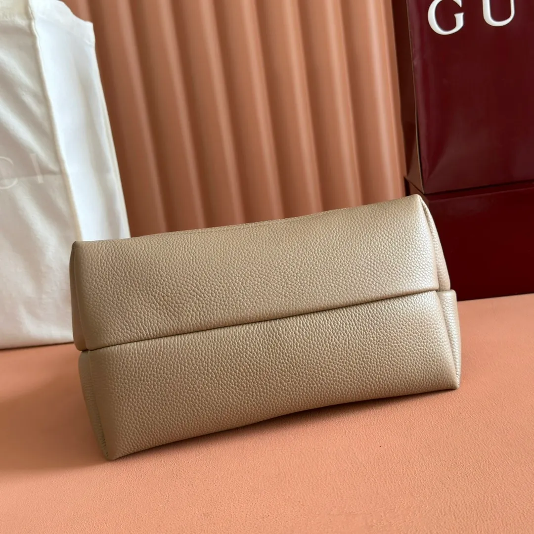 p1280. 🐴🐴🐴【Full set of packaging at the counter】This Gucci Softbit series shoulder bag is ingeniously integrated with the brand's classic equestrian style accessories in the shape of a large half-horse bit. Anchor red grained cow leather Light gold tone hardware Brown microfiber lining Half horsebit closure Holds iPhone Pro Max/Plus, Airpods, long wallet and lipstick Handle height: 15cm Magnetic closure Model: 837467 Dimensions: 27.5cm (W) x 21cm (H) x 16cm (D) Weight: approx. 0.6kg Color: Khaki/Original leather. Made in Italy