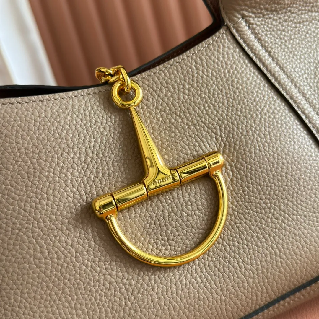 p1280. 🐴🐴🐴【Full set of packaging at the counter】This Gucci Softbit series shoulder bag is ingeniously integrated with the brand's classic equestrian style accessories in the shape of a large half-horse bit. Anchor red grained cow leather Light gold tone hardware Brown microfiber lining Half horsebit closure Holds iPhone Pro Max/Plus, Airpods, long wallet and lipstick Handle height: 15cm Magnetic closure Model: 837467 Dimensions: 27.5cm (W) x 21cm (H) x 16cm (D) Weight: approx. 0.6kg Color: Khaki/Original leather. Made in Italy