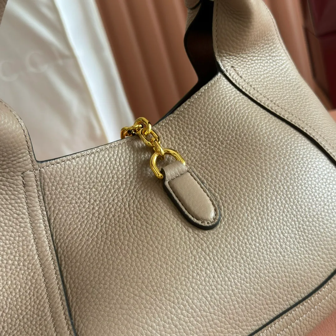 p1280. 🐴🐴🐴【Full set of packaging at the counter】This Gucci Softbit series shoulder bag is ingeniously integrated with the brand's classic equestrian style accessories in the shape of a large half-horse bit. Anchor red grained cow leather Light gold tone hardware Brown microfiber lining Half horsebit closure Holds iPhone Pro Max/Plus, Airpods, long wallet and lipstick Handle height: 15cm Magnetic closure Model: 837467 Dimensions: 27.5cm (W) x 21cm (H) x 16cm (D) Weight: approx. 0.6kg Color: Khaki/Original leather. Made in Italy