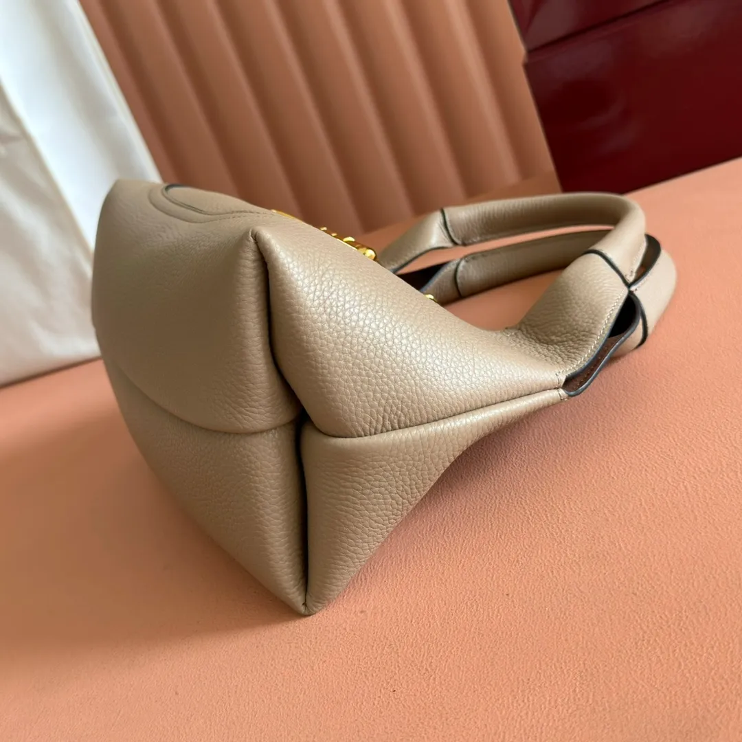 p1280. 🐴🐴🐴【Full set of packaging at the counter】This Gucci Softbit series shoulder bag is ingeniously integrated with the brand's classic equestrian style accessories in the shape of a large half-horse bit. Anchor red grained cow leather Light gold tone hardware Brown microfiber lining Half horsebit closure Holds iPhone Pro Max/Plus, Airpods, long wallet and lipstick Handle height: 15cm Magnetic closure Model: 837467 Dimensions: 27.5cm (W) x 21cm (H) x 16cm (D) Weight: approx. 0.6kg Color: Khaki/Original leather. Made in Italy