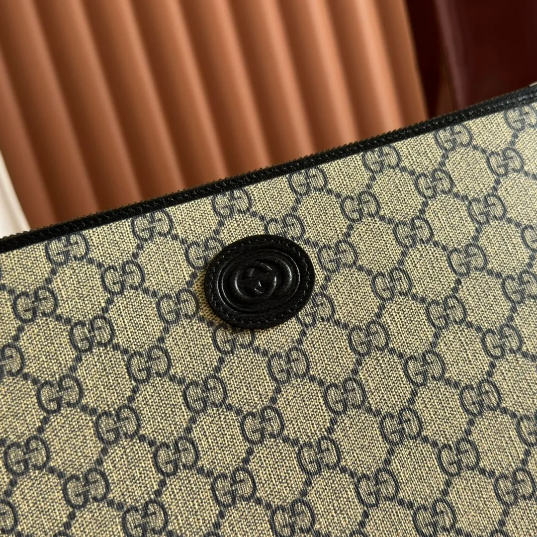 p540. 📣📣📣【Original leather with 🌈full counter packaging】🔥🔥This simple and slender wallet is made of black GG Supreme canvas, decorated with tonal leather piping and an interlocking double G logo, highlighting the charm of a classic design. Black GG Supreme canvas, environmentally friendly material. Black leather trim. Viscose lining. Oval leather interlocking G plaque. Eight card compartments, two bill compartments. Size: 30.5*21*1.5cm Color: blue/pvc. Model: 672953.