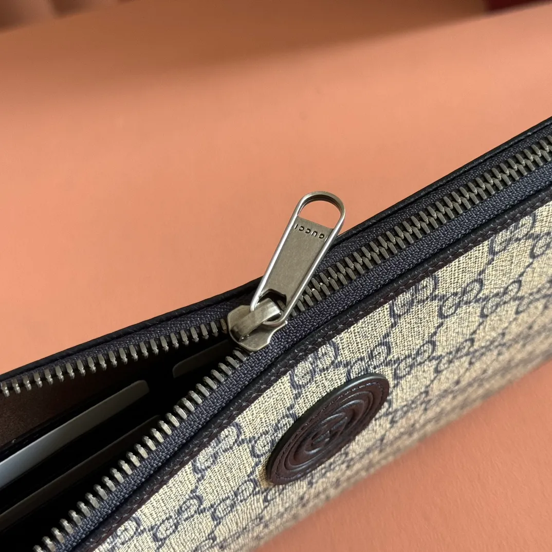 p540. 📣📣📣【Original leather with 🌈full counter packaging】🔥🔥This simple and slender wallet is made of black GG Supreme canvas, decorated with tonal leather piping and an interlocking double G logo, highlighting the charm of a classic design. Black GG Supreme canvas, environmentally friendly material. Black leather trim. Viscose lining. Oval leather interlocking G plaque. Eight card compartments, two bill compartments. Size: 30.5*21*1.5cm Color: blue/pvc. Model: 672953.