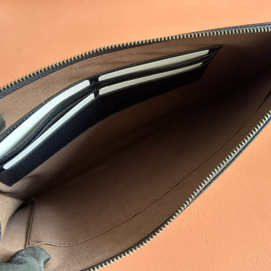 p540. 📣📣📣【Original leather with 🌈full counter packaging】🔥🔥This simple and slender wallet is made of black GG Supreme canvas, decorated with tonal leather piping and an interlocking double G logo, highlighting the charm of a classic design. Black GG Supreme canvas, environmentally friendly material. Black leather trim. Viscose lining. Oval leather interlocking G plaque. Eight card compartments, two bill compartments. Size: 30.5*21*1.5cm Color: blue/pvc. Model: 672953.