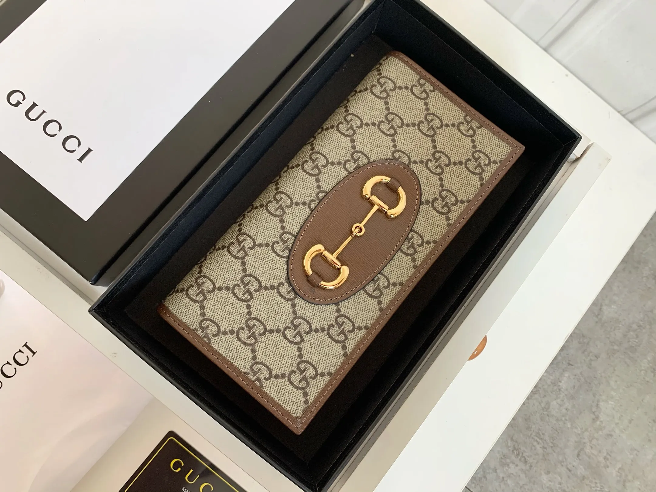 💰170 💎 Top original version Newly launched in the spring and summer series is this Gucci 1955 horsebit card holder made of GG Supreme high-grade artificial canvas and brown leather. The series adopts the double ring and long strip design that are in the same line as the handbag. This detail is inspired by the brand's equestrian roots. It is one of Gucci's classic heritage and one of the brand's most representative symbolic elements. Model: 621993 Size: 19x10x4cm