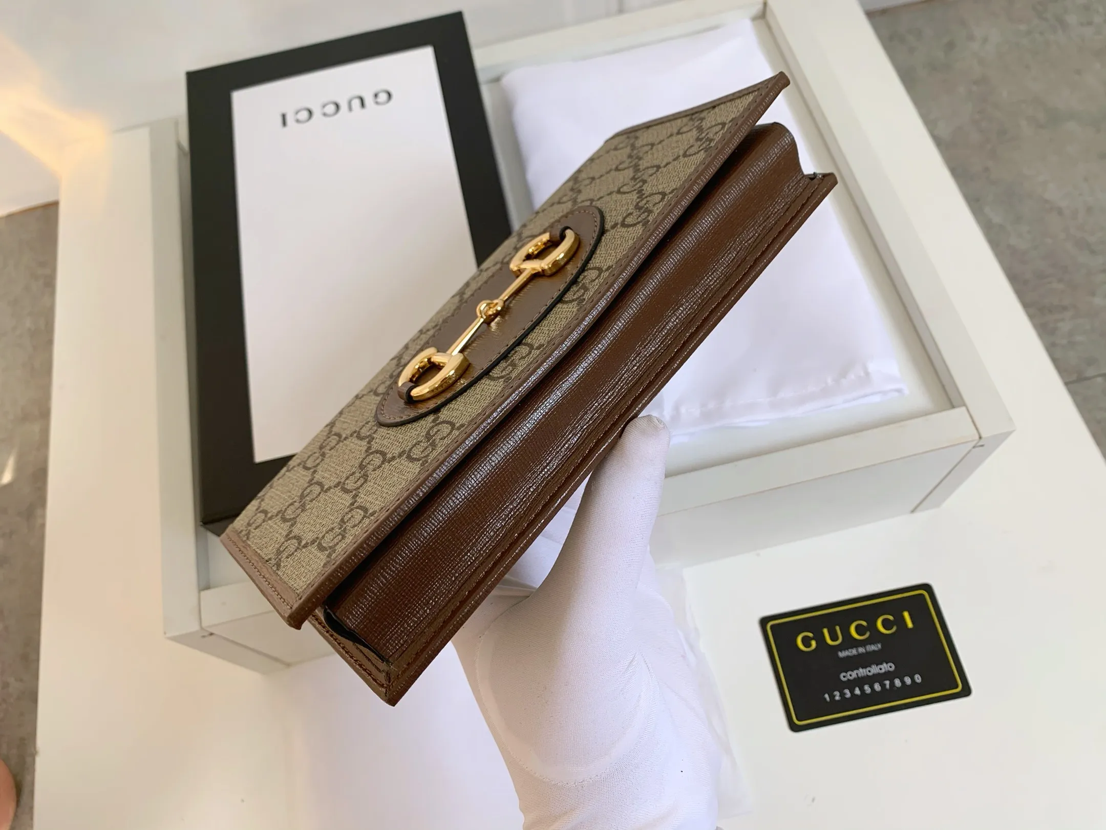 💰170 💎 Top original version Newly launched in the spring and summer series is this Gucci 1955 horsebit card holder made of GG Supreme high-grade artificial canvas and brown leather. The series adopts the double ring and long strip design that are in the same line as the handbag. This detail is inspired by the brand's equestrian roots. It is one of Gucci's classic heritage and one of the brand's most representative symbolic elements. Model: 621993 Size: 19x10x4cm