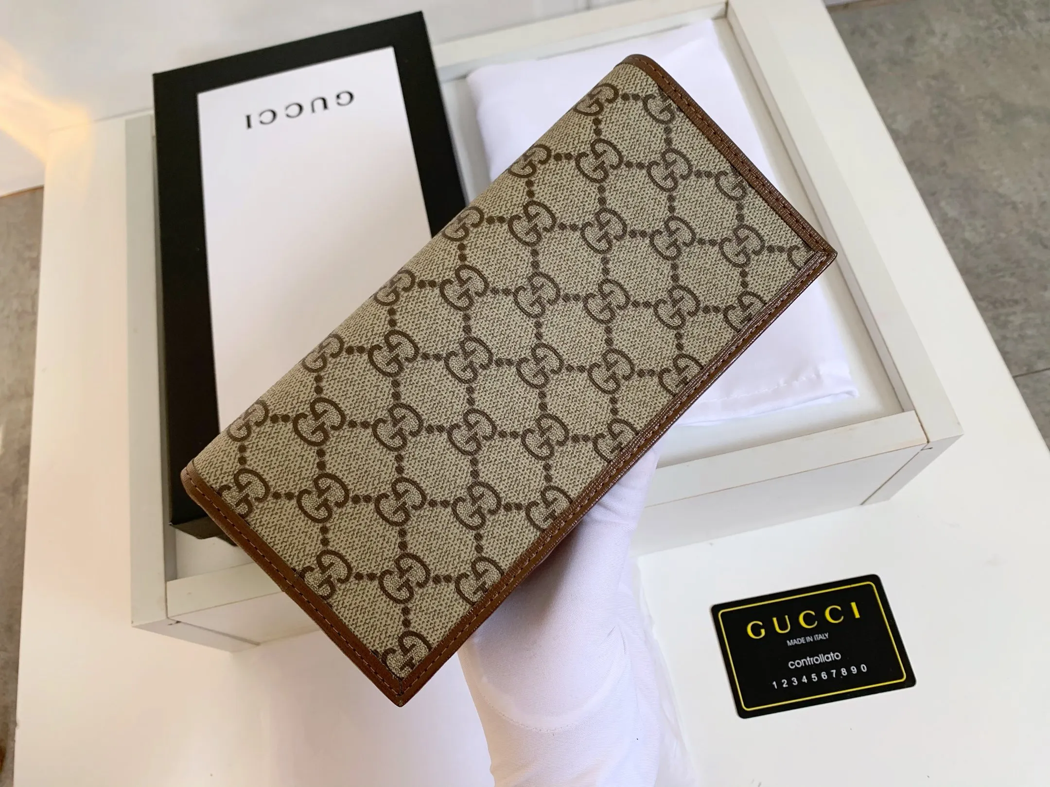 💰170 💎 Top original version Newly launched in the spring and summer series is this Gucci 1955 horsebit card holder made of GG Supreme high-grade artificial canvas and brown leather. The series adopts the double ring and long strip design that are in the same line as the handbag. This detail is inspired by the brand's equestrian roots. It is one of Gucci's classic heritage and one of the brand's most representative symbolic elements. Model: 621993 Size: 19x10x4cm