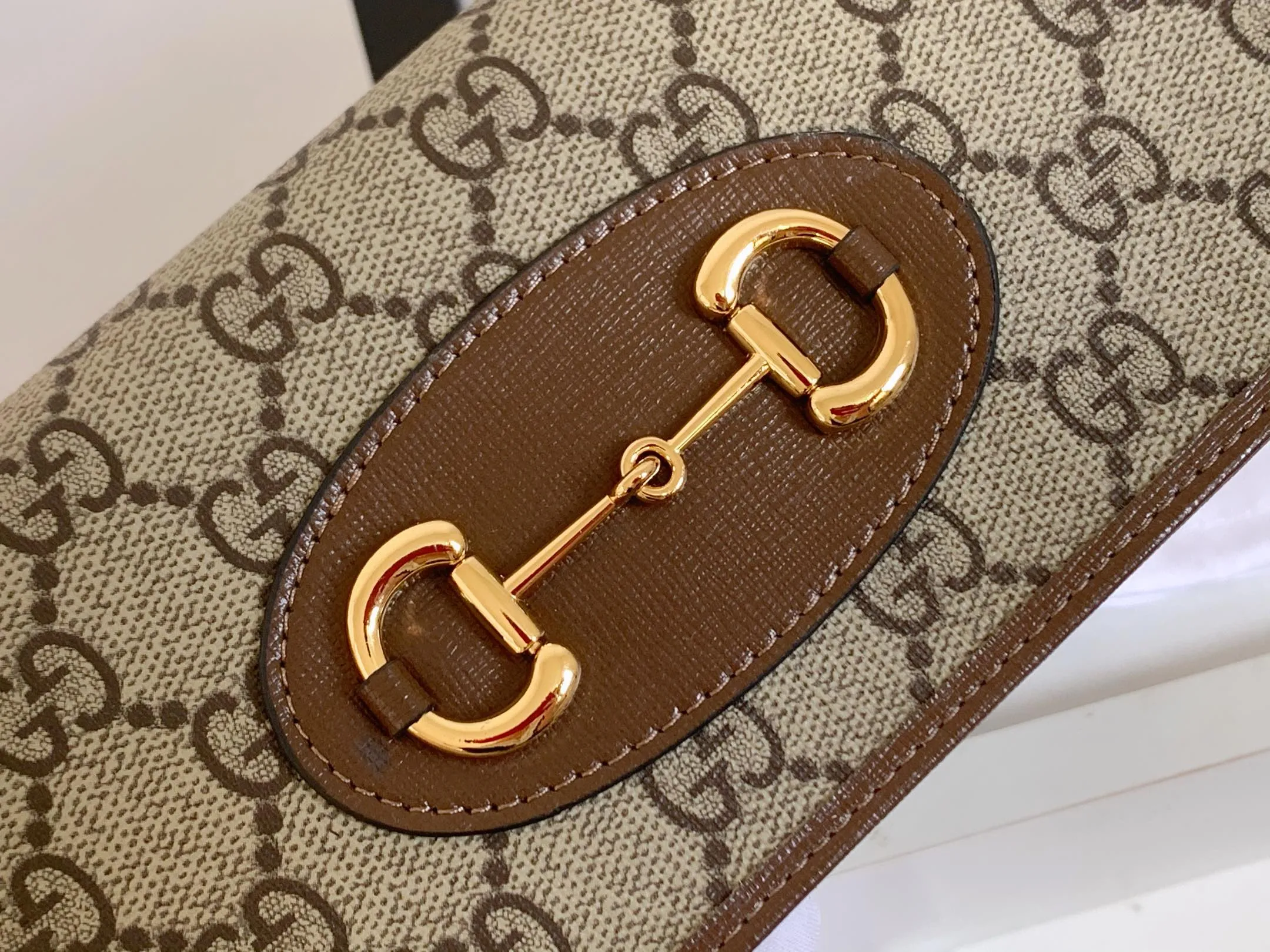 💰170 💎 Top original version Newly launched in the spring and summer series is this Gucci 1955 horsebit card holder made of GG Supreme high-grade artificial canvas and brown leather. The series adopts the double ring and long strip design that are in the same line as the handbag. This detail is inspired by the brand's equestrian roots. It is one of Gucci's classic heritage and one of the brand's most representative symbolic elements. Model: 621993 Size: 19x10x4cm