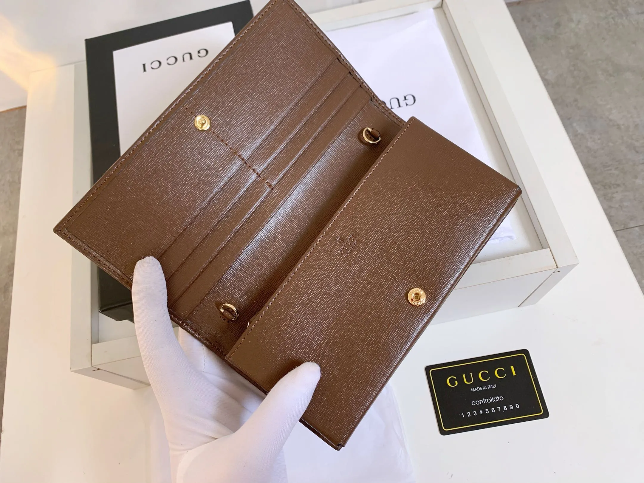 💰170 💎 Top original version Newly launched in the spring and summer series is this Gucci 1955 horsebit card holder made of GG Supreme high-grade artificial canvas and brown leather. The series adopts the double ring and long strip design that are in the same line as the handbag. This detail is inspired by the brand's equestrian roots. It is one of Gucci's classic heritage and one of the brand's most representative symbolic elements. Model: 621993 Size: 19x10x4cm