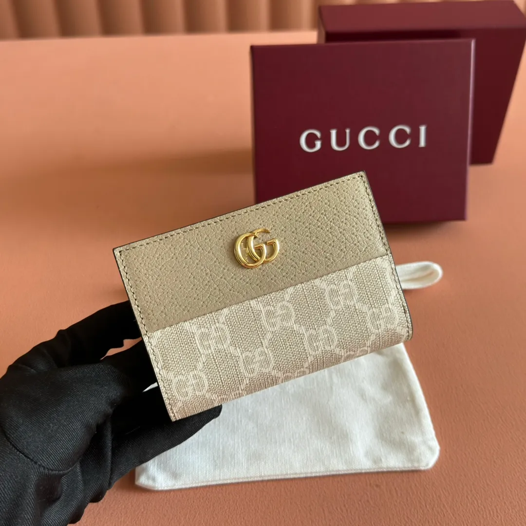 p400. 💋💋💋"With full set of original counter packaging"🎁Double G accessories originating from the archive design of the 1970s continue to shine in the GG Marmont series. Card holder in beige and oatmeal GG Supreme canvas with oatmeal leather details. Double G beige and oatmeal GG Supreme canvas, eco-friendly material with oatmeal leather details Gold-tone hardware Interior: 6 card compartments, 1 open pocket, 1 zip pocket and 1 bill compartment Snap-stud closure Ident: 841360. Dimensions when open: 11cm (W) x 17.5cm (H) Dimensions when closed: 11cm (W) x 8.5cm (H) x 3cm (D) Viscose lining Colour: Oatmeal/PVC. Made in Italy