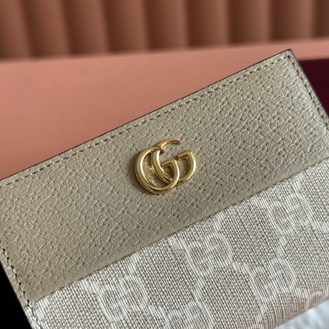 p400. 💋💋💋"With full set of original counter packaging"🎁Double G accessories originating from the archive design of the 1970s continue to shine in the GG Marmont series. Card holder in beige and oatmeal GG Supreme canvas with oatmeal leather details. Double G beige and oatmeal GG Supreme canvas, eco-friendly material with oatmeal leather details Gold-tone hardware Interior: 6 card compartments, 1 open pocket, 1 zip pocket and 1 bill compartment Snap-stud closure Ident: 841360. Dimensions when open: 11cm (W) x 17.5cm (H) Dimensions when closed: 11cm (W) x 8.5cm (H) x 3cm (D) Viscose lining Colour: Oatmeal/PVC. Made in Italy