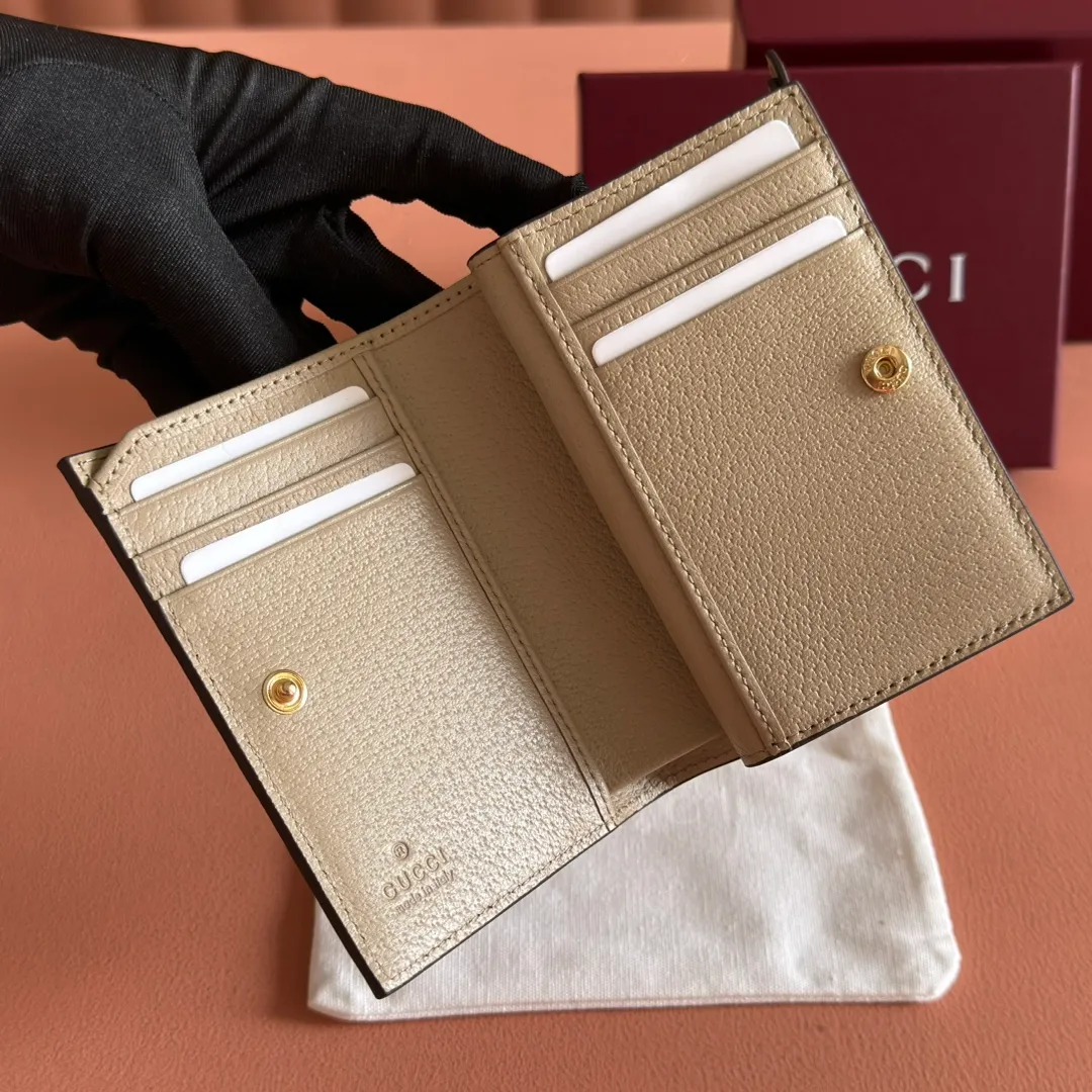 p400. 💋💋💋"With full set of original counter packaging"🎁Double G accessories originating from the archive design of the 1970s continue to shine in the GG Marmont series. Card holder in beige and oatmeal GG Supreme canvas with oatmeal leather details. Double G beige and oatmeal GG Supreme canvas, eco-friendly material with oatmeal leather details Gold-tone hardware Interior: 6 card compartments, 1 open pocket, 1 zip pocket and 1 bill compartment Snap-stud closure Ident: 841360. Dimensions when open: 11cm (W) x 17.5cm (H) Dimensions when closed: 11cm (W) x 8.5cm (H) x 3cm (D) Viscose lining Colour: Oatmeal/PVC. Made in Italy