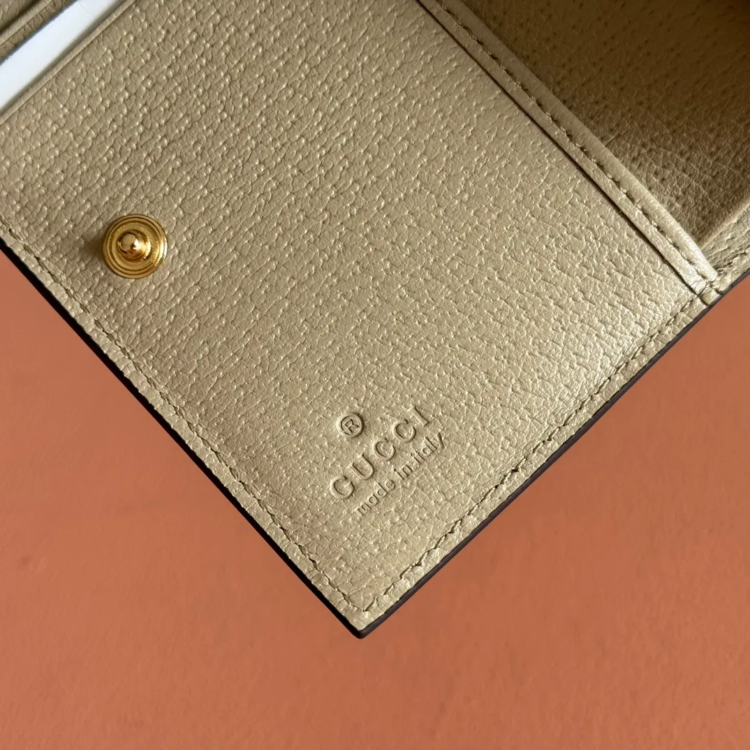 p400. 💋💋💋"With full set of original counter packaging"🎁Double G accessories originating from the archive design of the 1970s continue to shine in the GG Marmont series. Card holder in beige and oatmeal GG Supreme canvas with oatmeal leather details. Double G beige and oatmeal GG Supreme canvas, eco-friendly material with oatmeal leather details Gold-tone hardware Interior: 6 card compartments, 1 open pocket, 1 zip pocket and 1 bill compartment Snap-stud closure Ident: 841360. Dimensions when open: 11cm (W) x 17.5cm (H) Dimensions when closed: 11cm (W) x 8.5cm (H) x 3cm (D) Viscose lining Colour: Oatmeal/PVC. Made in Italy