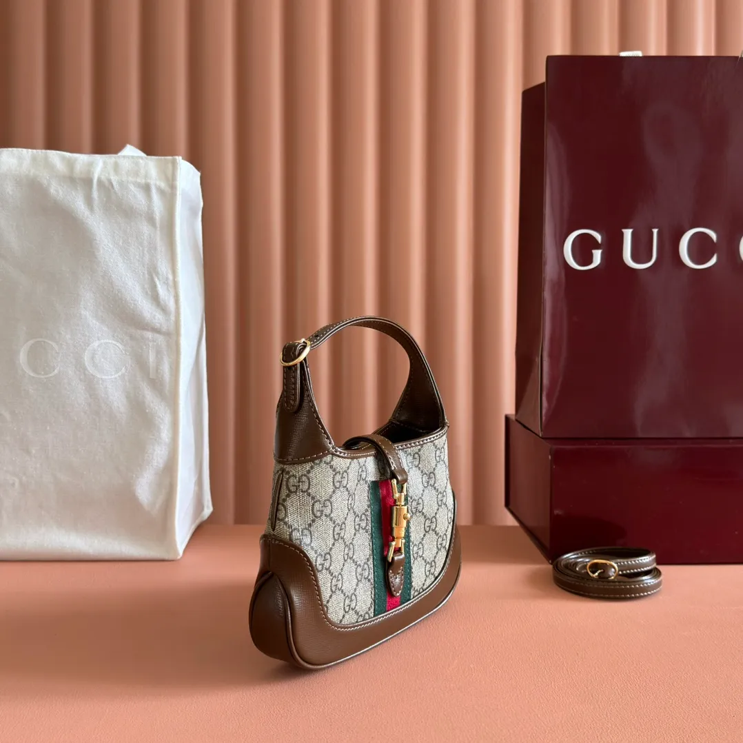 p1000. 💋💋💋【Original leather accessories🌈 Equipped with full counter packaging】🔥🔥 The classic Jackie 1961 series handbags have been reinterpreted in the 2020 autumn and winter series and launched into exquisite and compact mini designs. Jackie first appeared in 1961 and became a symbol of celebrity lifestyle in the 1960s and 1970s. She was often called "The Jackie" because she often appeared with the idol of the era Jackie Kennedy. This highly recognizable handbag returns to the forefront of fashion this season. It is made of GG Supreme canvas and equipped with an additional detachable shoulder strap. The second shoulder strap can be fastened to the bag with a buckle, adding a modern touch to the archive design, creating a variety of carrying options such as hand-held, shoulder or cross-body. Model: 637092 Size 19.13.3
