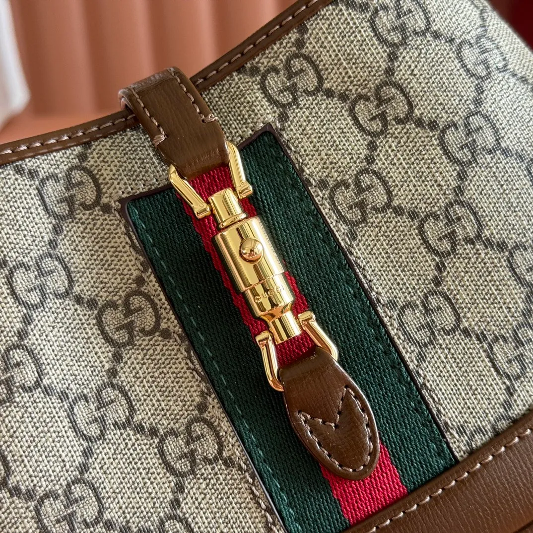 p1000. 💋💋💋【Original leather accessories🌈 Equipped with full counter packaging】🔥🔥 The classic Jackie 1961 series handbags have been reinterpreted in the 2020 autumn and winter series and launched into exquisite and compact mini designs. Jackie first appeared in 1961 and became a symbol of celebrity lifestyle in the 1960s and 1970s. She was often called "The Jackie" because she often appeared with the idol of the era Jackie Kennedy. This highly recognizable handbag returns to the forefront of fashion this season. It is made of GG Supreme canvas and equipped with an additional detachable shoulder strap. The second shoulder strap can be fastened to the bag with a buckle, adding a modern touch to the archive design, creating a variety of carrying options such as hand-held, shoulder or cross-body. Model: 637092 Size 19.13.3