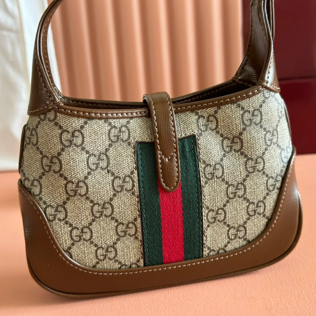 p1000. 💋💋💋【Original leather accessories🌈 Equipped with full counter packaging】🔥🔥 The classic Jackie 1961 series handbags have been reinterpreted in the 2020 autumn and winter series and launched into exquisite and compact mini designs. Jackie first appeared in 1961 and became a symbol of celebrity lifestyle in the 1960s and 1970s. She was often called "The Jackie" because she often appeared with the idol of the era Jackie Kennedy. This highly recognizable handbag returns to the forefront of fashion this season. It is made of GG Supreme canvas and equipped with an additional detachable shoulder strap. The second shoulder strap can be fastened to the bag with a buckle, adding a modern touch to the archive design, creating a variety of carrying options such as hand-held, shoulder or cross-body. Model: 637092 Size 19.13.3