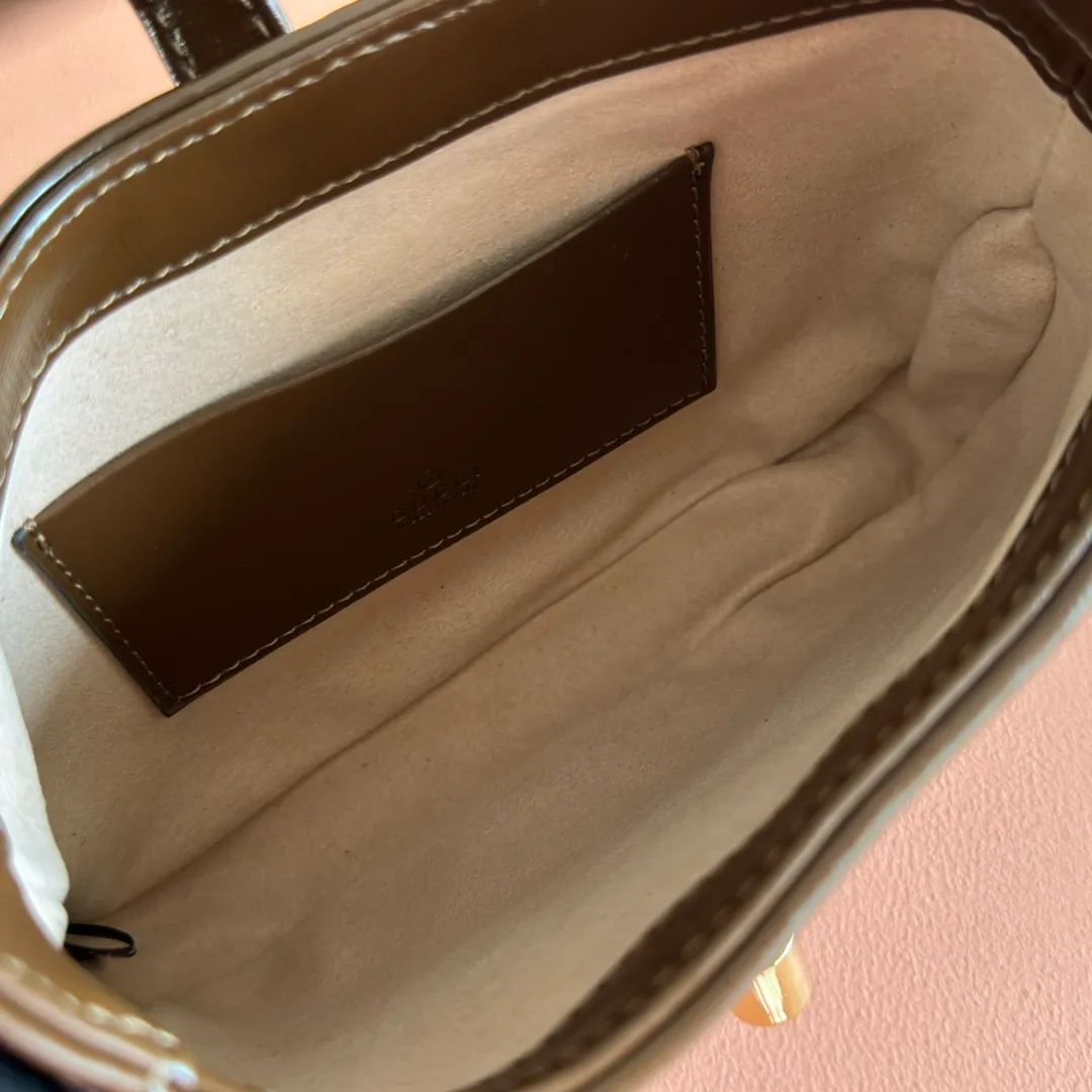p1000. 💋💋💋【Original leather accessories🌈 Equipped with full counter packaging】🔥🔥 The classic Jackie 1961 series handbags have been reinterpreted in the 2020 autumn and winter series and launched into exquisite and compact mini designs. Jackie first appeared in 1961 and became a symbol of celebrity lifestyle in the 1960s and 1970s. She was often called "The Jackie" because she often appeared with the idol of the era Jackie Kennedy. This highly recognizable handbag returns to the forefront of fashion this season. It is made of GG Supreme canvas and equipped with an additional detachable shoulder strap. The second shoulder strap can be fastened to the bag with a buckle, adding a modern touch to the archive design, creating a variety of carrying options such as hand-held, shoulder or cross-body. Model: 637092 Size 19.13.3