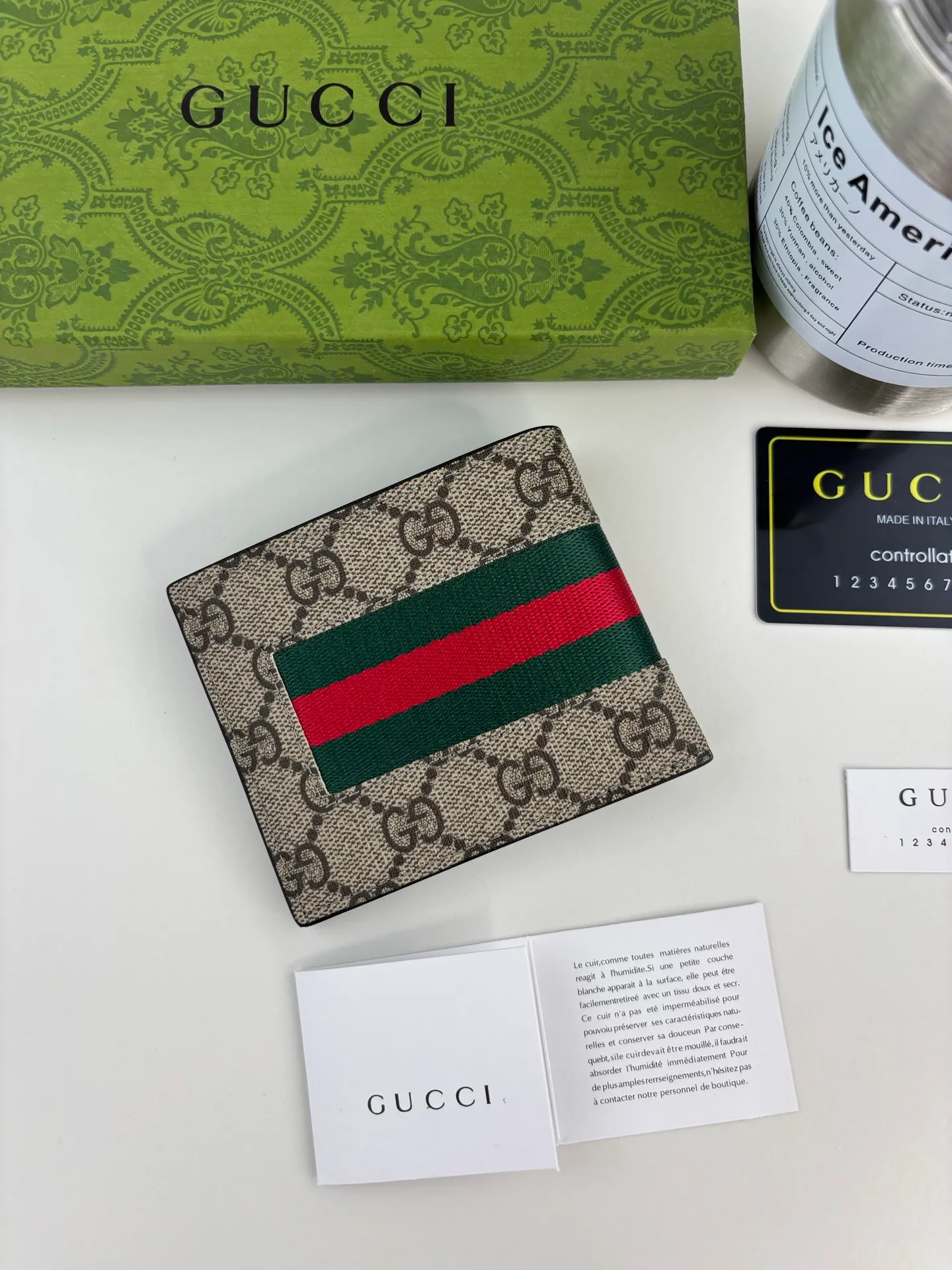 💰120 GUCCl The two most recognizable logos - GG pattern and webbing are carefully matched. Made of original materials with Gucci striped web detail. Style No.: 408827 Size: 11cm x 9cm x 1.5cm Color: Brown