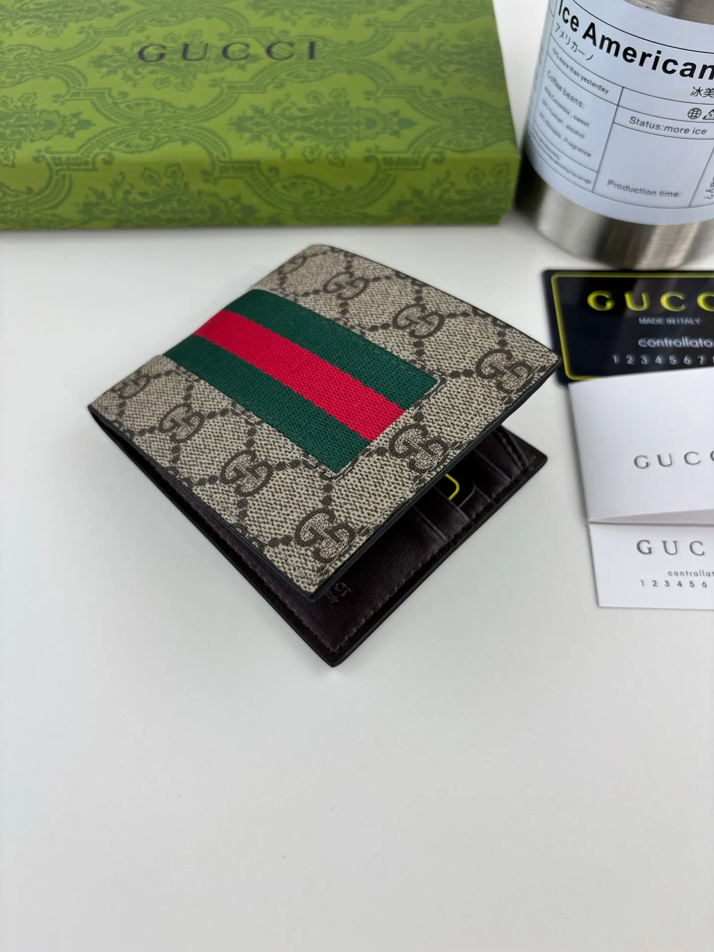 💰120 GUCCl The two most recognizable logos - GG pattern and webbing are carefully matched. Made of original materials with Gucci striped web detail. Style No.: 408827 Size: 11cm x 9cm x 1.5cm Color: Brown