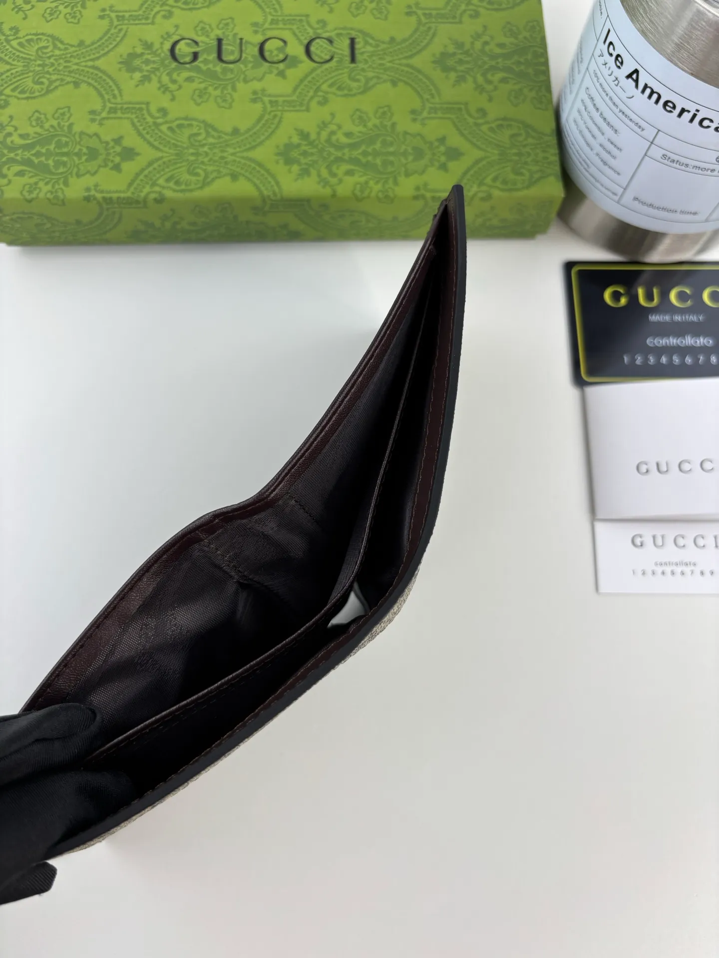 💰120 GUCCl The two most recognizable logos - GG pattern and webbing are carefully matched. Made of original materials with Gucci striped web detail. Style No.: 408827 Size: 11cm x 9cm x 1.5cm Color: Brown