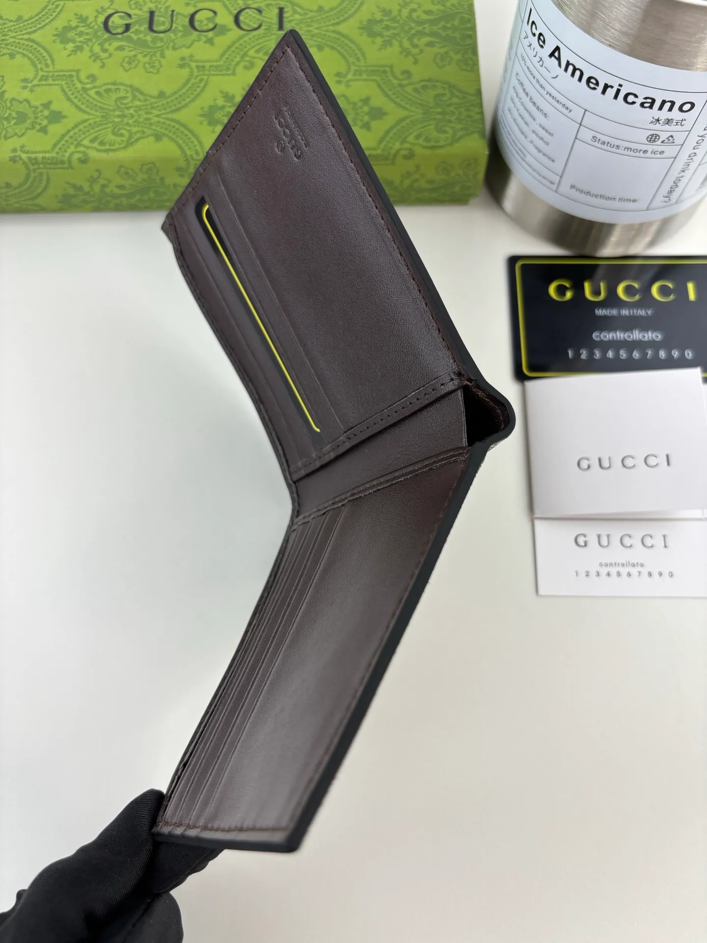 💰120 GUCCl The two most recognizable logos - GG pattern and webbing are carefully matched. Made of original materials with Gucci striped web detail. Style No.: 408827 Size: 11cm x 9cm x 1.5cm Color: Brown