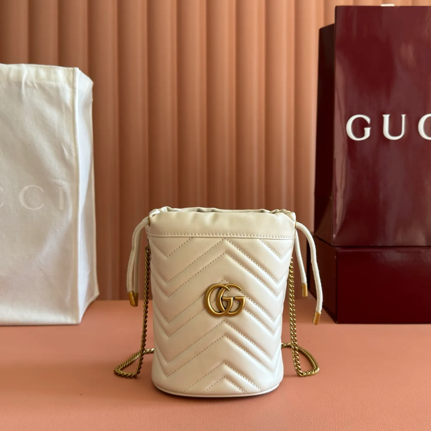 P900. 📣📣📣[Original leather accessories🌈Complete counter packaging]🔥🔥This Marmont series mini bucket bag is crafted from blue twill quilted leather, and is decorated with the brand's iconic double G monogram pattern accessories on the front, giving it a new interpretation of its outstanding look. As the symbol of the collection, the Double G accessory evolved from the belt buckle originating from the archives of the 1970s. The metal chain shoulder strap allows for a variety of carrying options, adding an elegant touch to this compact accessory. Model: 575163 Size: 17x19x10cm