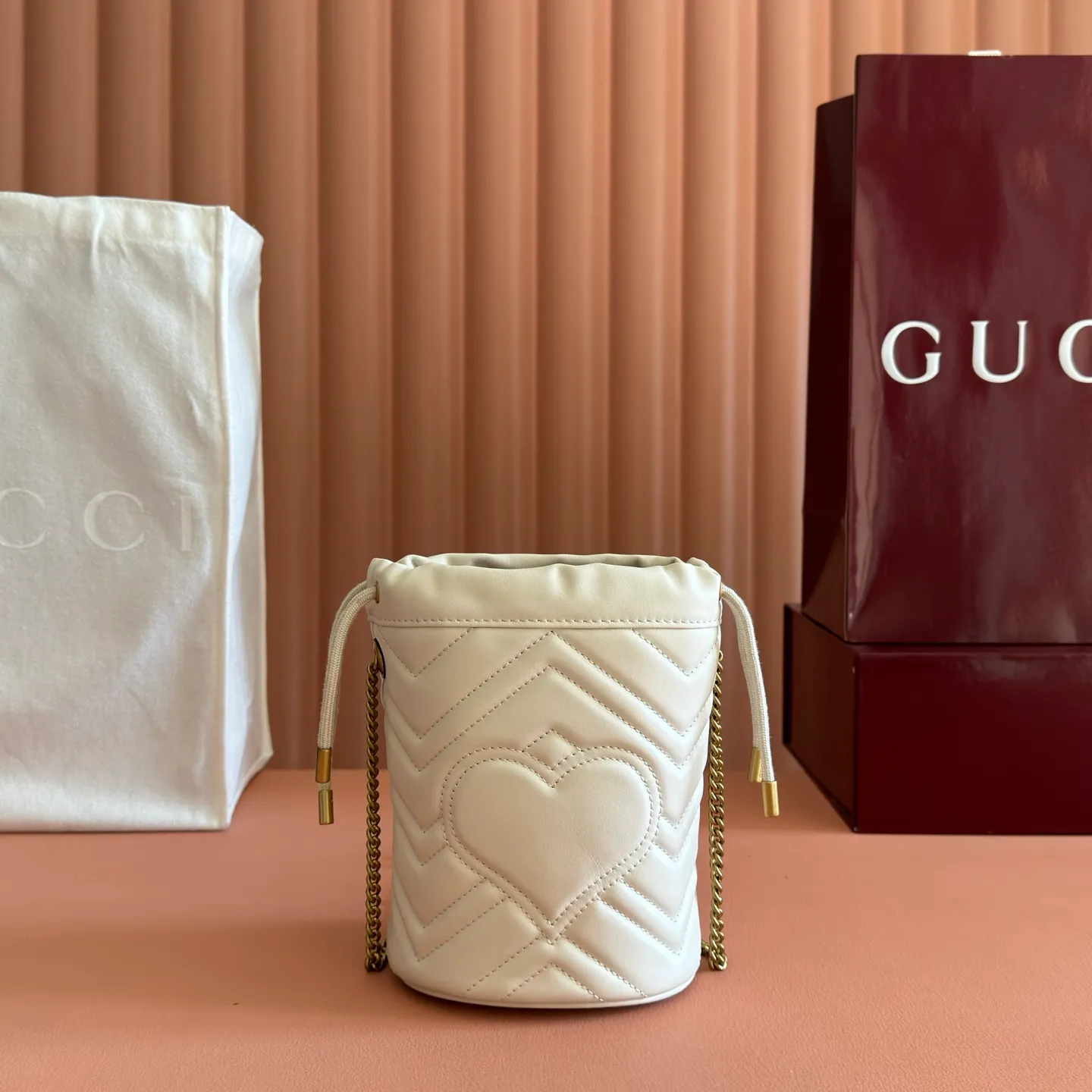 P900. 📣📣📣[Original leather accessories🌈Complete counter packaging]🔥🔥This Marmont series mini bucket bag is crafted from blue twill quilted leather, and is decorated with the brand's iconic double G monogram pattern accessories on the front, giving it a new interpretation of its outstanding look. As the symbol of the collection, the Double G accessory evolved from the belt buckle originating from the archives of the 1970s. The metal chain shoulder strap allows for a variety of carrying options, adding an elegant touch to this compact accessory. Model: 575163 Size: 17x19x10cm