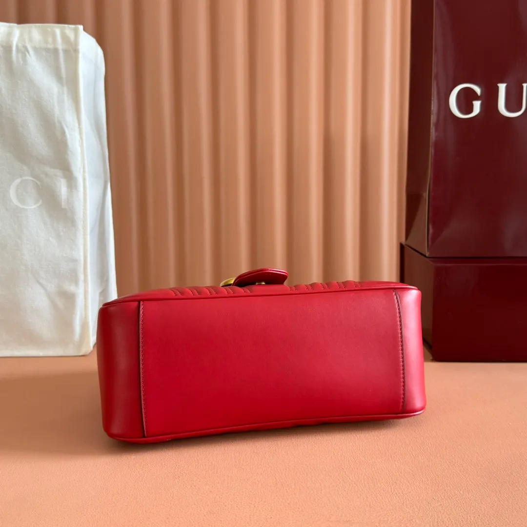 p1500. 📣📣📣【Original leather accessories🌈Full set of counter packaging】🔥🔥 ‼ ‼ "Marmont Italian Original Leather"‼ ‼ Have you picked up the addictive Gucci bags? The elegant and exquisite design of the GG Marmont series has captured the hearts of many girls! At the same time, it is also a must-have versatile item for global experts! Super awesome! Model: 498110. Size: 27*19*10.5, color: red