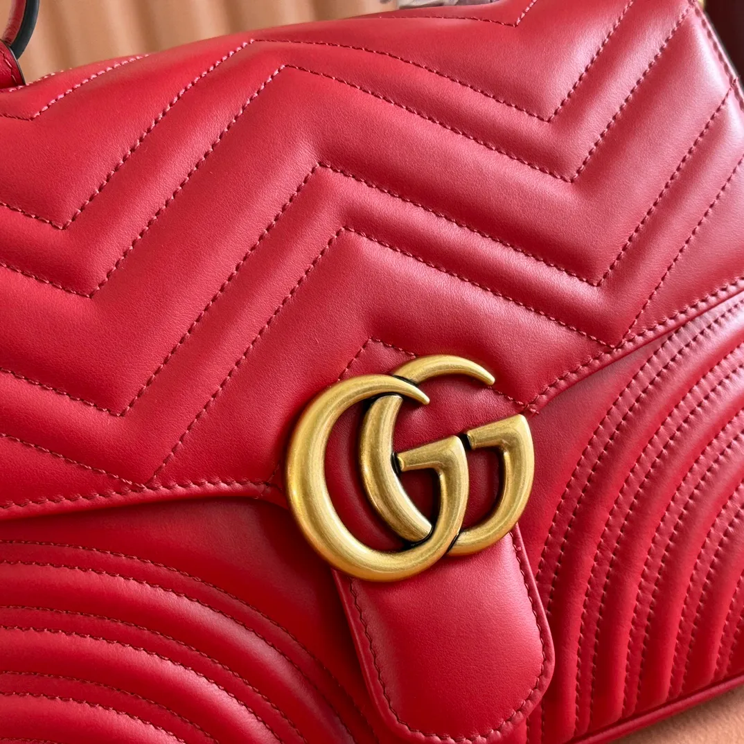 p1500. 📣📣📣【Original leather accessories🌈Full set of counter packaging】🔥🔥 ‼ ‼ "Marmont Italian Original Leather"‼ ‼ Have you picked up the addictive Gucci bags? The elegant and exquisite design of the GG Marmont series has captured the hearts of many girls! At the same time, it is also a must-have versatile item for global experts! Super awesome! Model: 498110. Size: 27*19*10.5, color: red